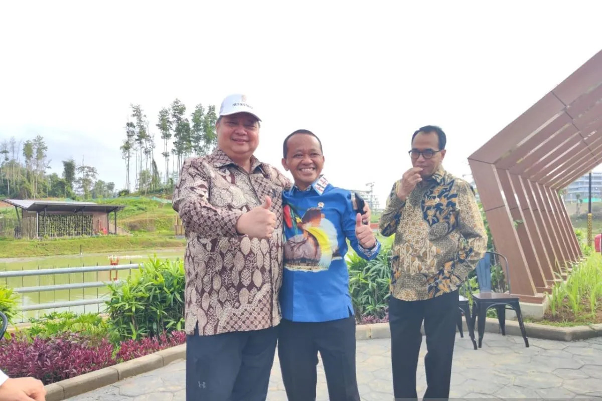 Menteri Koordinator Bidang Perekonomian Airlangga Hartarto dan Menteri Investasi/Kepala Badan Koordinasi Penanaman Modal Bahlil Lahadalia tampak akrab sebelum menghadiri sidang kabinet paripurna yang dipimpin Presiden Joko Widodo di Ibu Kota Nusantara (IKN), Kalimantan Timur. (Ist)