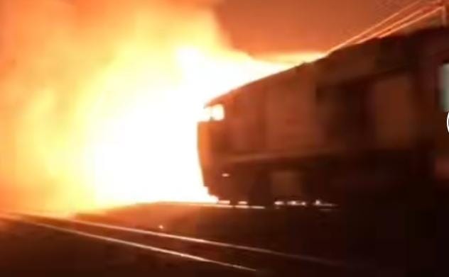 Viral KA Menerobos Kobaran Api di Karawang, KAI Pastikan Perjalanan Kereta Api Tidak Terganggu