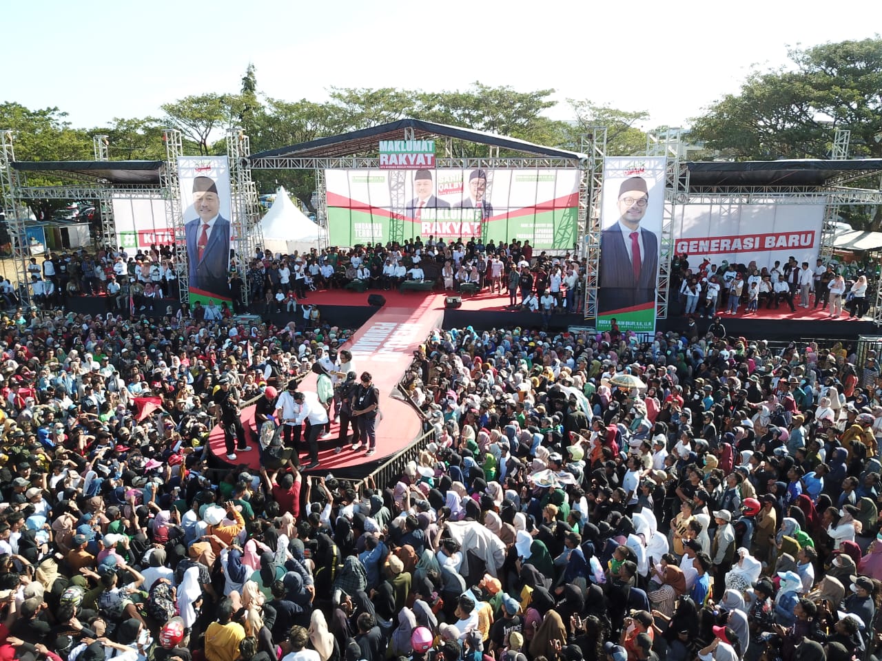 Paslon Sarif-Qalby Gelar Maklumat Rakyat Usai Daftar di KPU, Lautan Manusia Padati Pastur