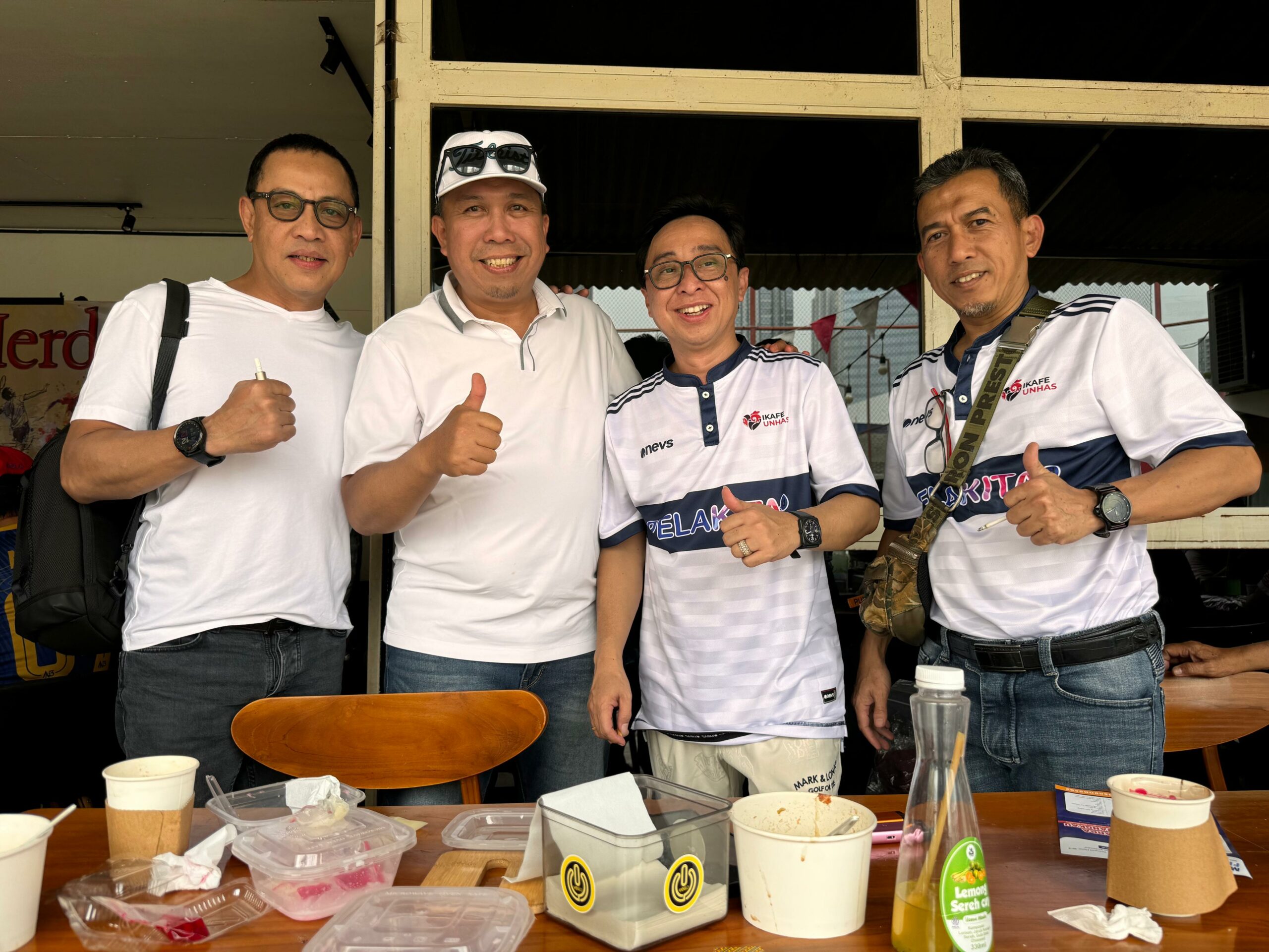 Ketgam: Dr.Dr.Andi Afdal (dua dari kiri) penanggung jawab turnamen Merdeka Cup 2024 IKA Unhas Jabodetabek berpose bersama pengurus IKAFE Unhas seusai pembukaan Merdeka Cup di Jakarta, Sabtu (31/8).