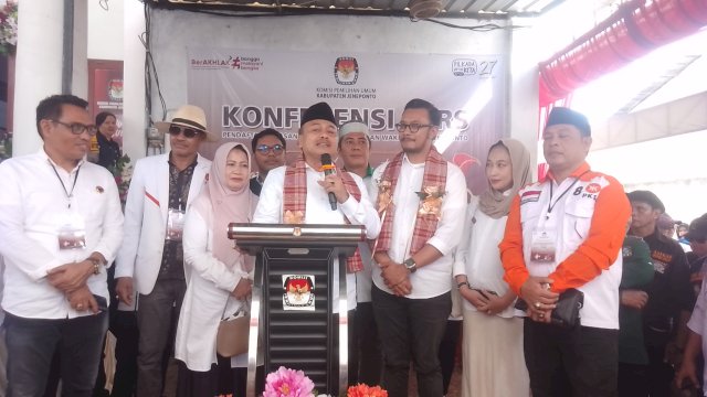 Pasangan MSP-Qalby Resmi Mendaftar Ke KPU Jeneponto, Ribuan Pendukung Ikut Mengantar
