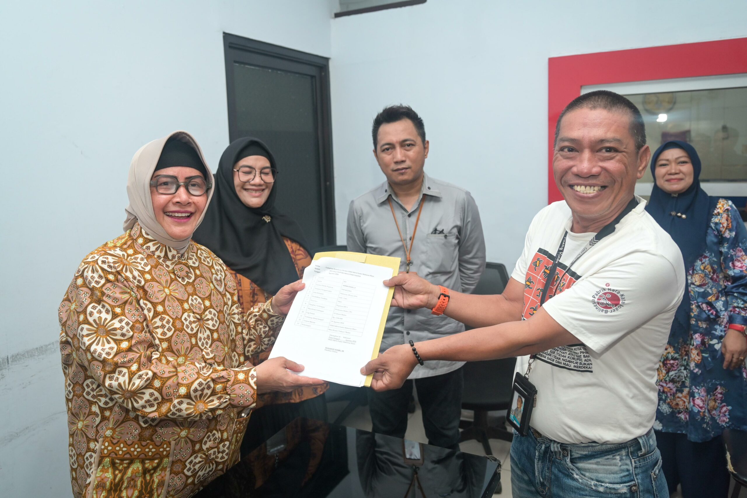 Indira Yusuf Ismail Serahkan SK 100% Pada Pegawai PD Parkir Makassar Raya
