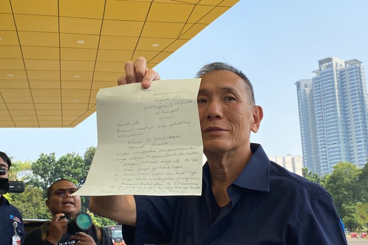 Jusuf Hamka Saat Mendatangi Kantor DPP Partai Golkar Menampilkan Surat Pengunduran Diri Sebagai Kader Partai Golkar