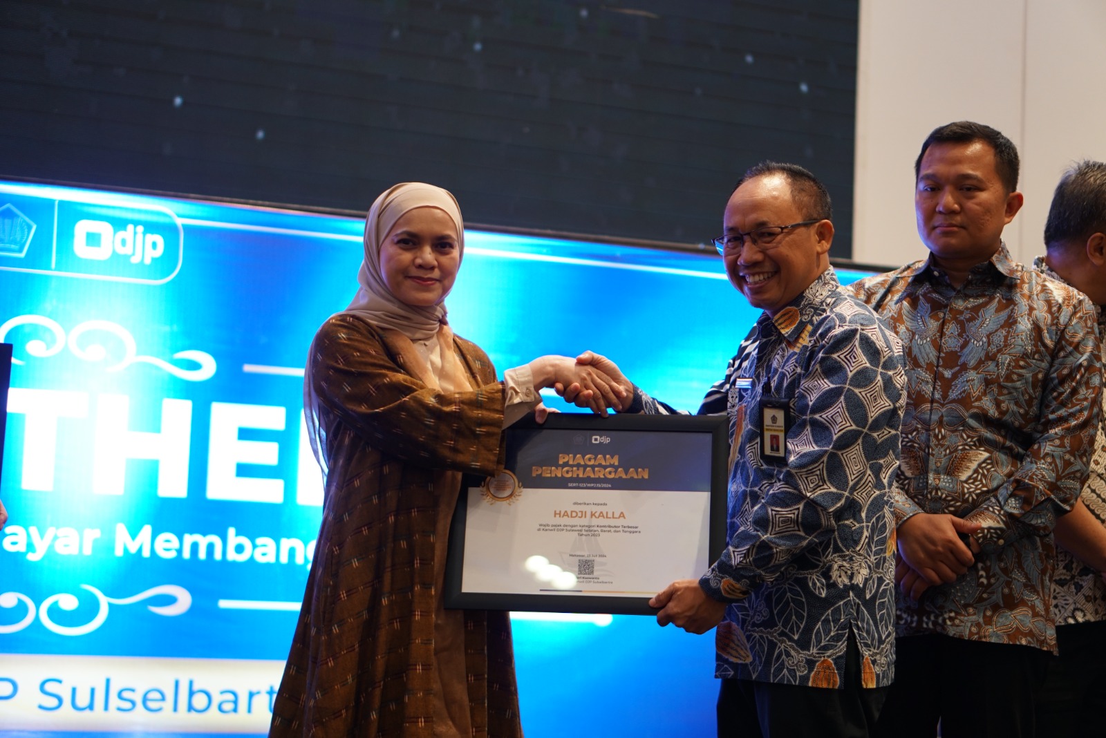 KALLA Raih Penghargaan Wajib Pajak Terbesar dan Terpatuh Dari DJP Sulselbartra