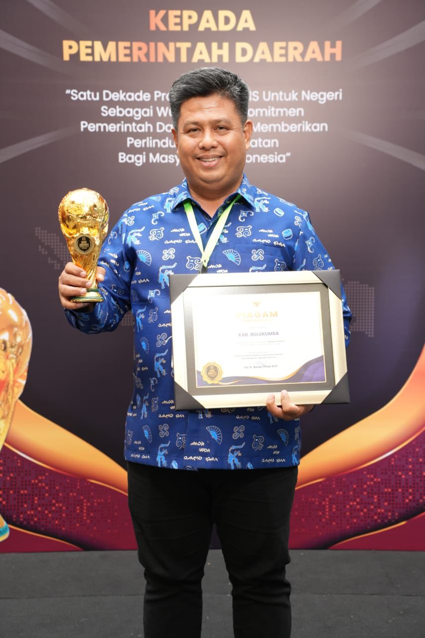 Kepala Dinas Kesehatan dr Amrullah Wakili Bulukumba Menerima Penghargaan UHC Awards
