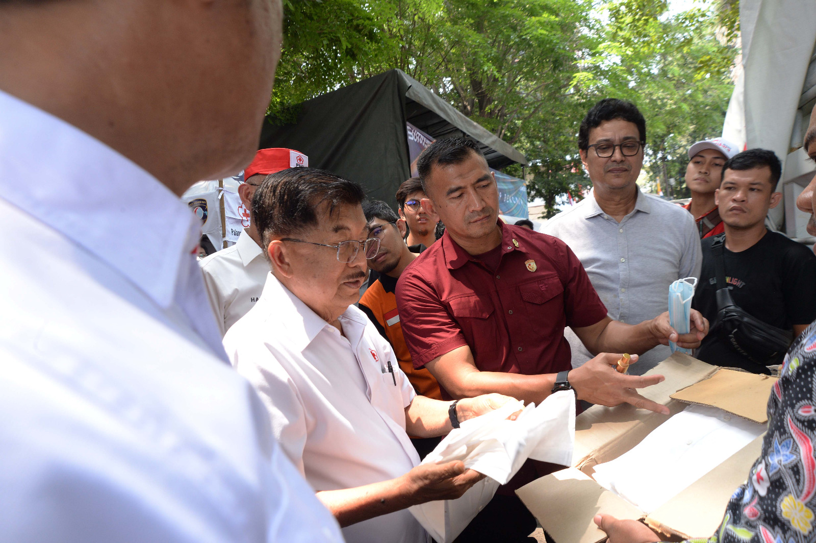 Ketua Palang Merah Indonesia (PMI) Jusuf Kalla Saat Berkunjung dan Berikan Bantuan Pada Korban Kebakaran Manggarai di Posko Penampungan Sementara