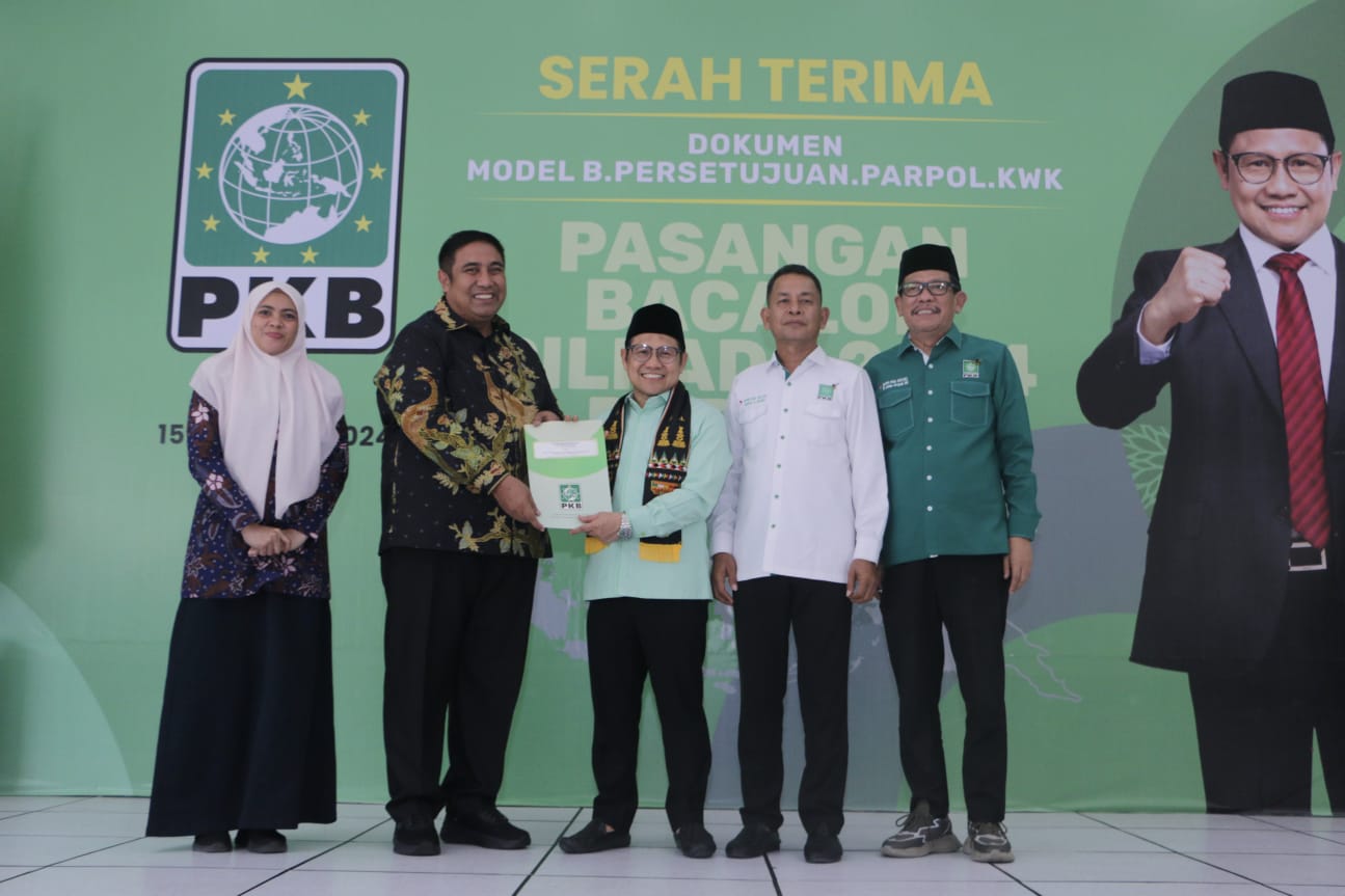 Ketua Umum PKB Muhaimin Iskandar Serahkan Rekomendasi Chaidir Syam Suhartina Bohari Untuk Pilkada Maros