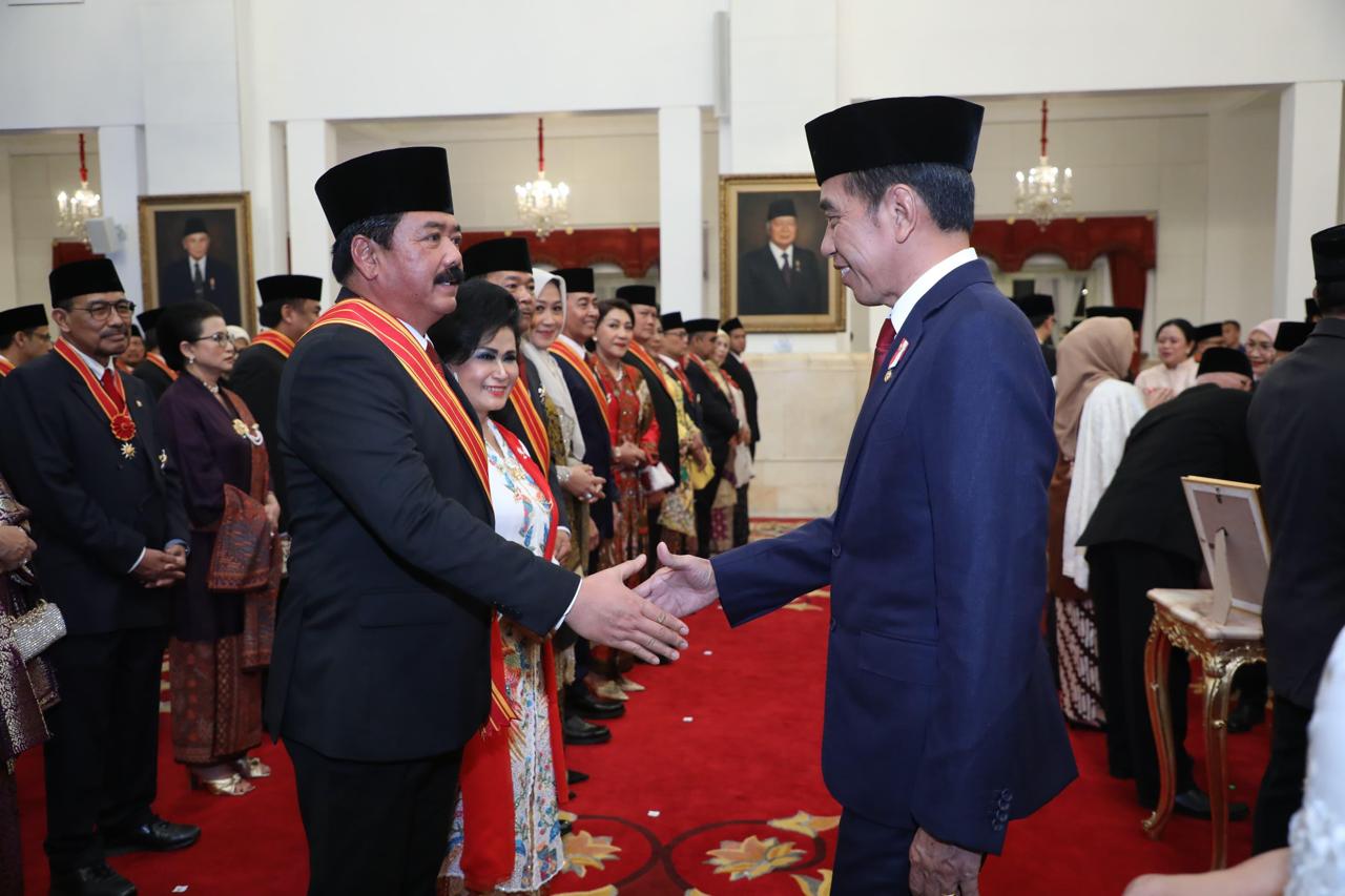 Menko Polhukam Hadi Tjahjanto Terima Bintang Mahaputera Adipradana dari Presiden Jokowi