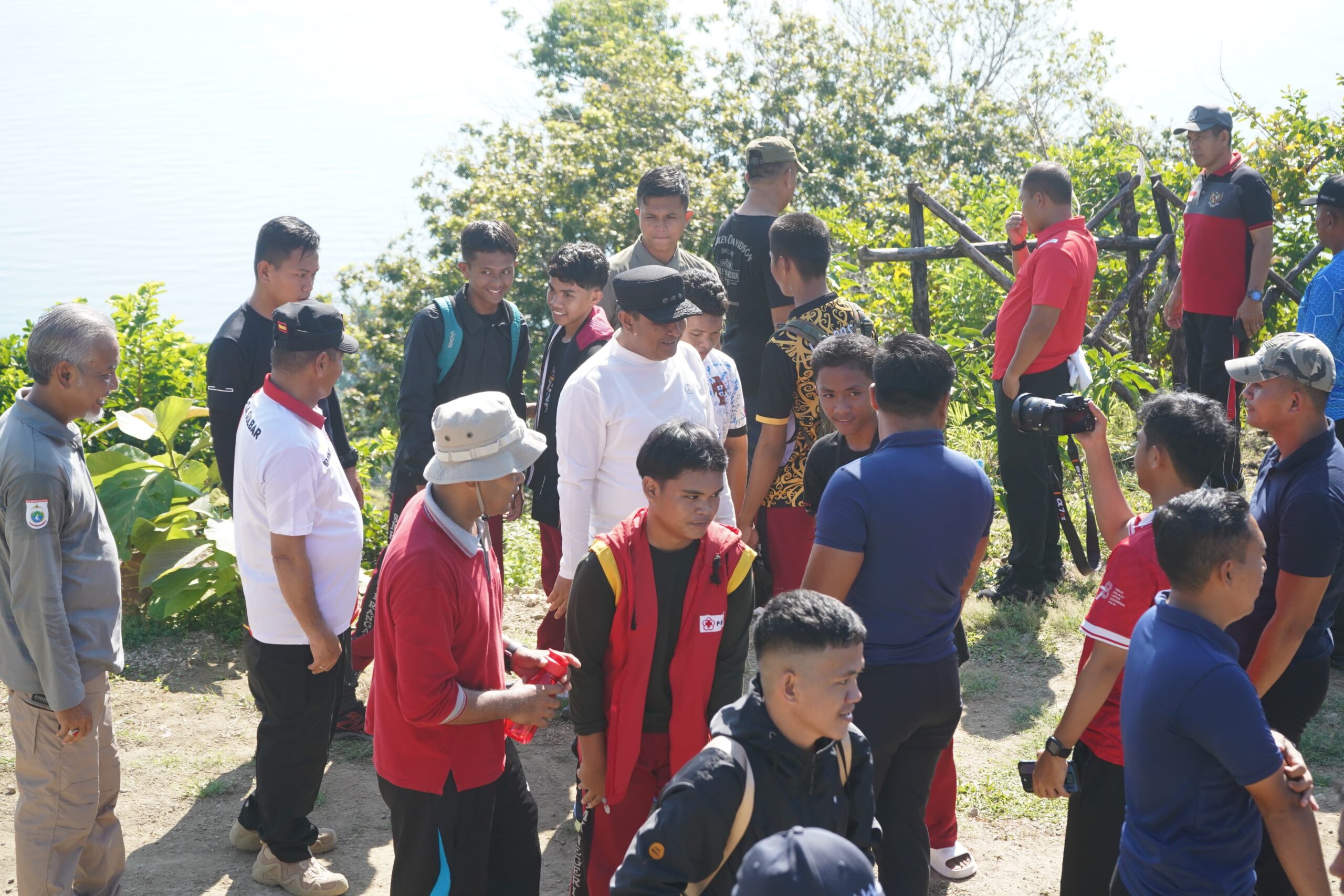 Kegiatan Hiking Bersama PJ Gubernur Sulbar : Siswa Nikmati Keindahan Bukit Sukun
