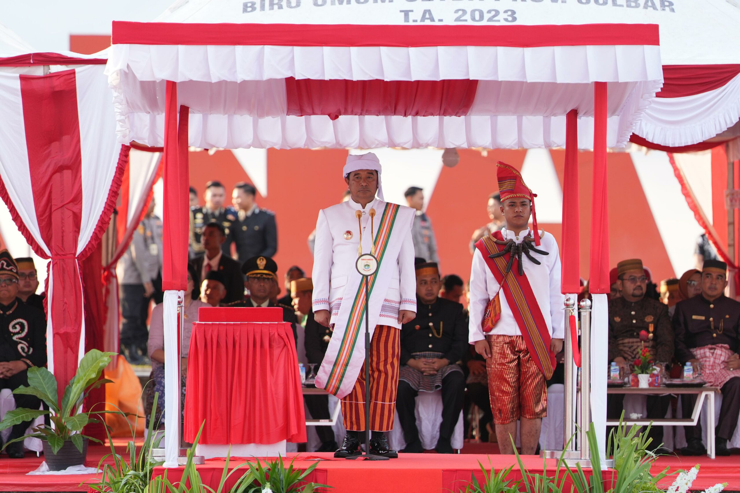 Upacara Penurunan Bendera di Sulbar : Warna-Warni Baju Adat dan Suasana Kebersamaan