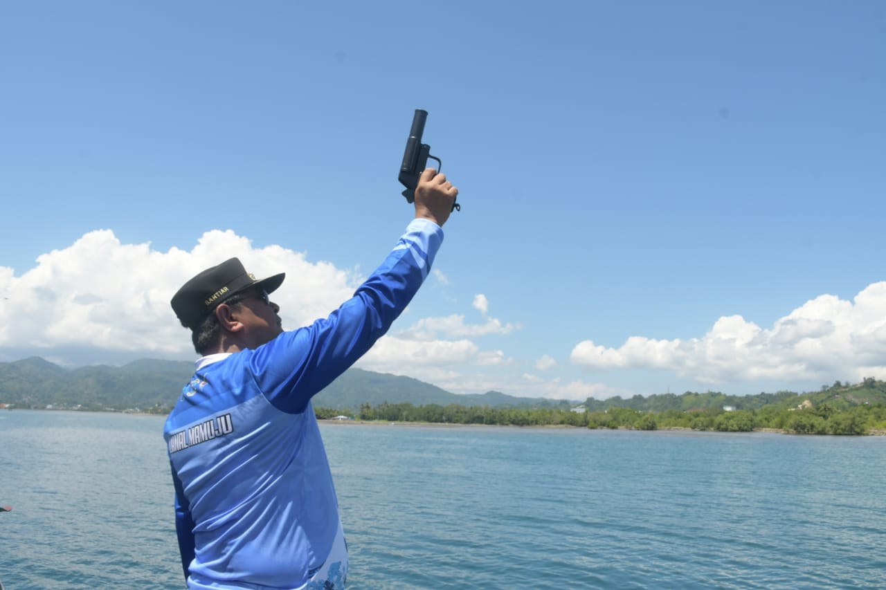 PJ Gubernur Sulbar Bahtiar Baharuddin Saat Melepas Peserta Final Balap Perahu Katinting Danlanal Cup II 2024