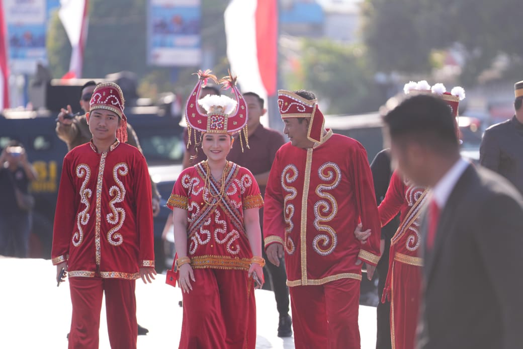 Upacara Kemerdekaan RI Ke-79 : PJ Gubernur Kenakan Baju Adat Kalumpang