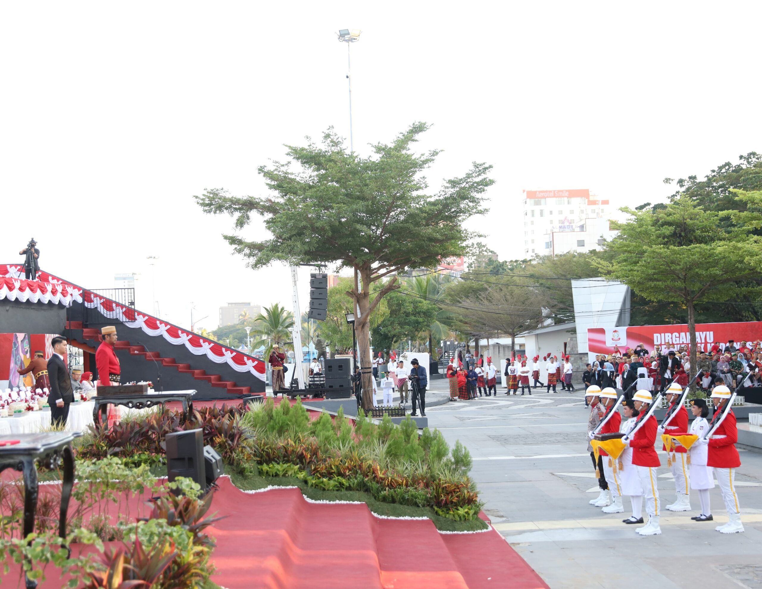 PJ Sekda Kota Makassar Terima Duplikat Bendera Pusaka dari Purnapaskibraka