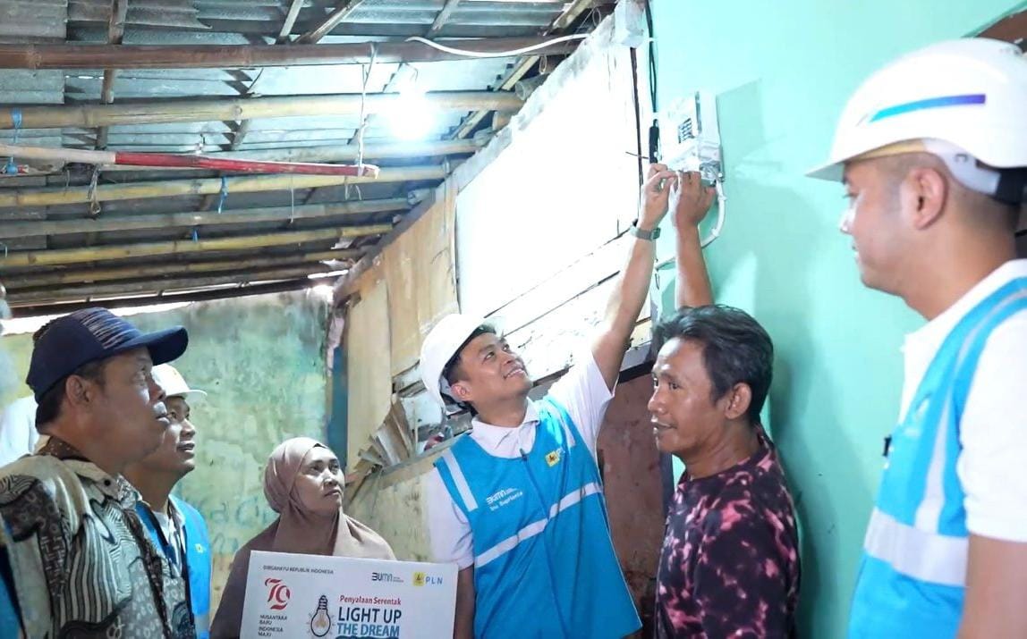 PLN Beri Listrik Gratis Pada Masyarakat Kurang Mampu