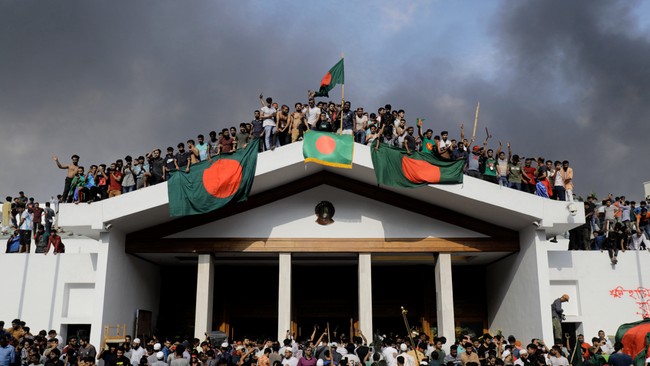 Para Demonstran Duduki Istana Perdana Menteri Bangladesh
