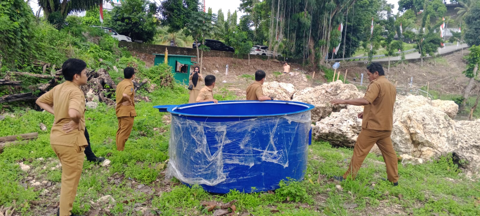 Pemprov Sulbar Melalui Dinas Kelautan dan Perikanan (DKP) Melakukan Pemasangan Bioflok di Kompleks Perkantoran Gubernur Sulbar