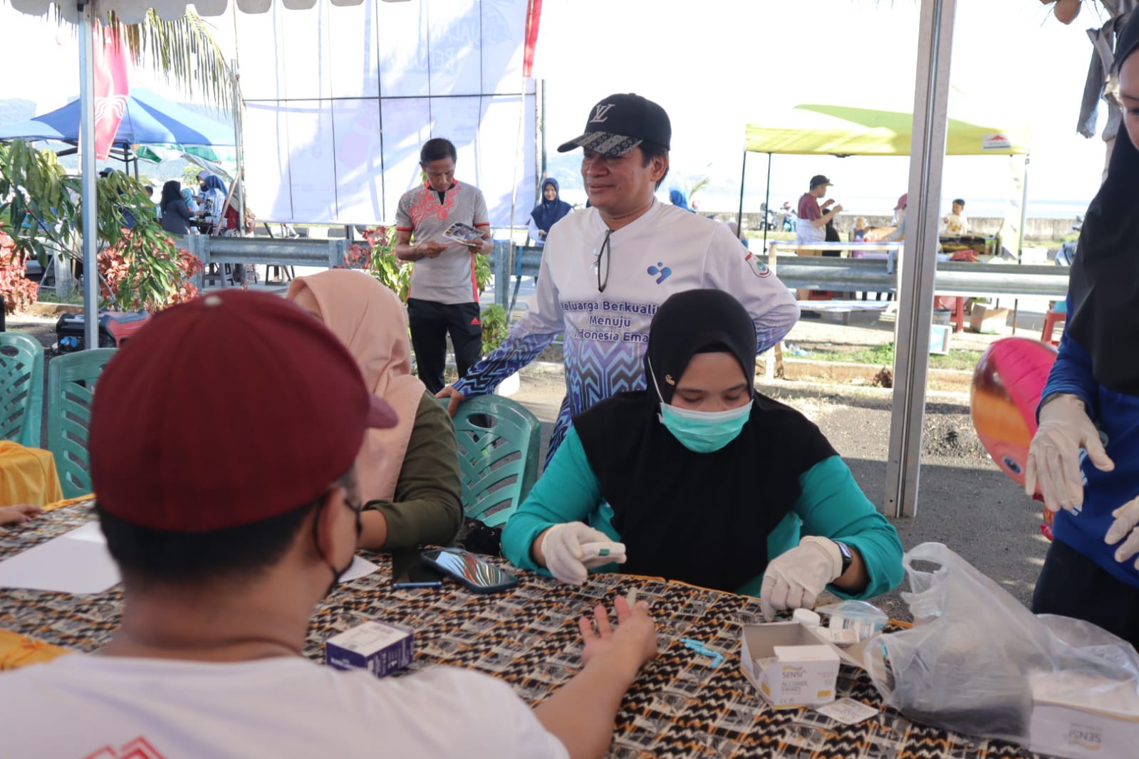 Peringati Hari Keluarga Nasional Dinas Kesehatan BKKBN Sulbar Gelar Pelayanan Kesehatan Gratis