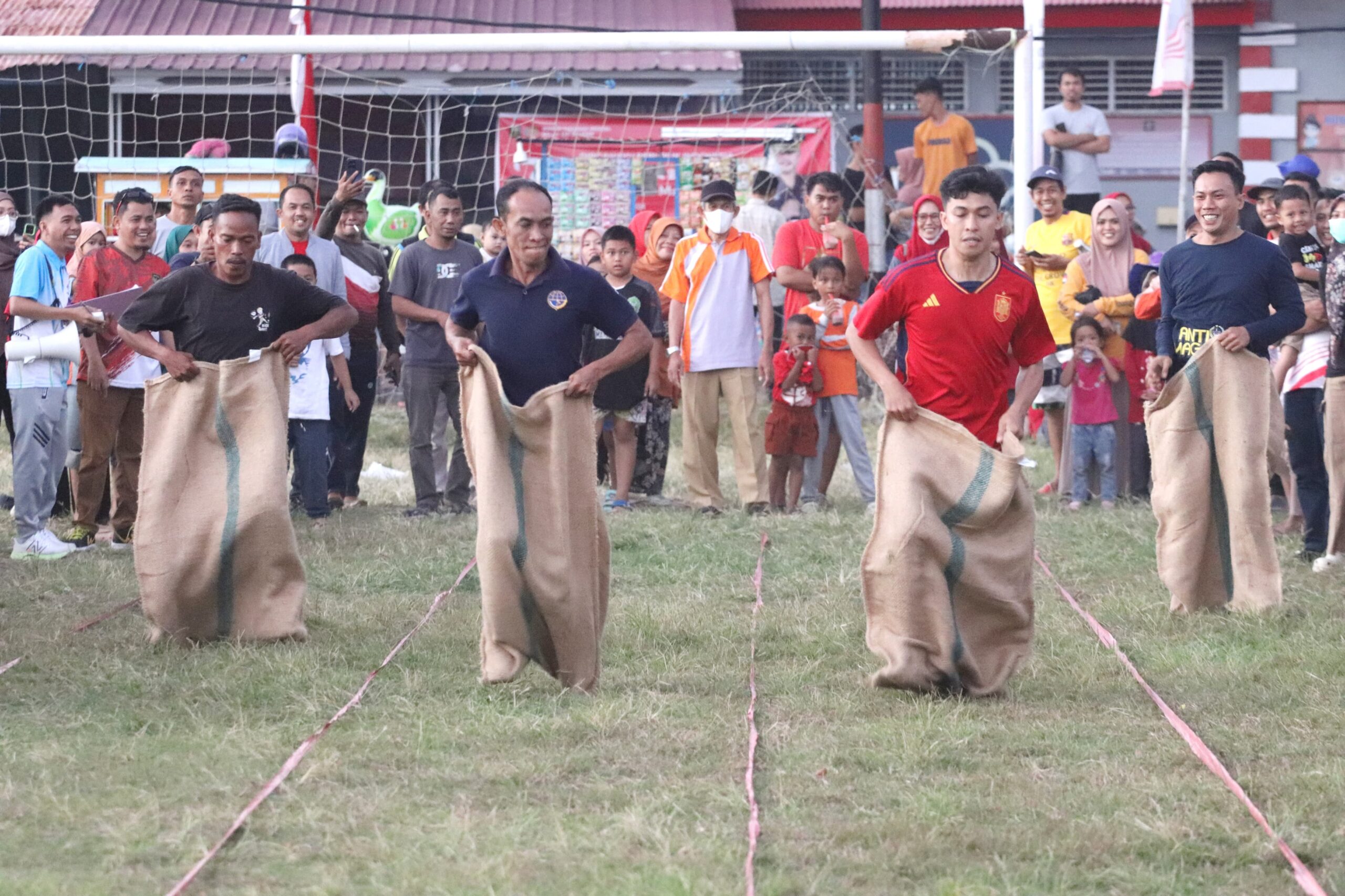 Hari Kemerdekaan RI Ke-79 : ASN dan OKW Selayar Ikuti Lomba Tradisional