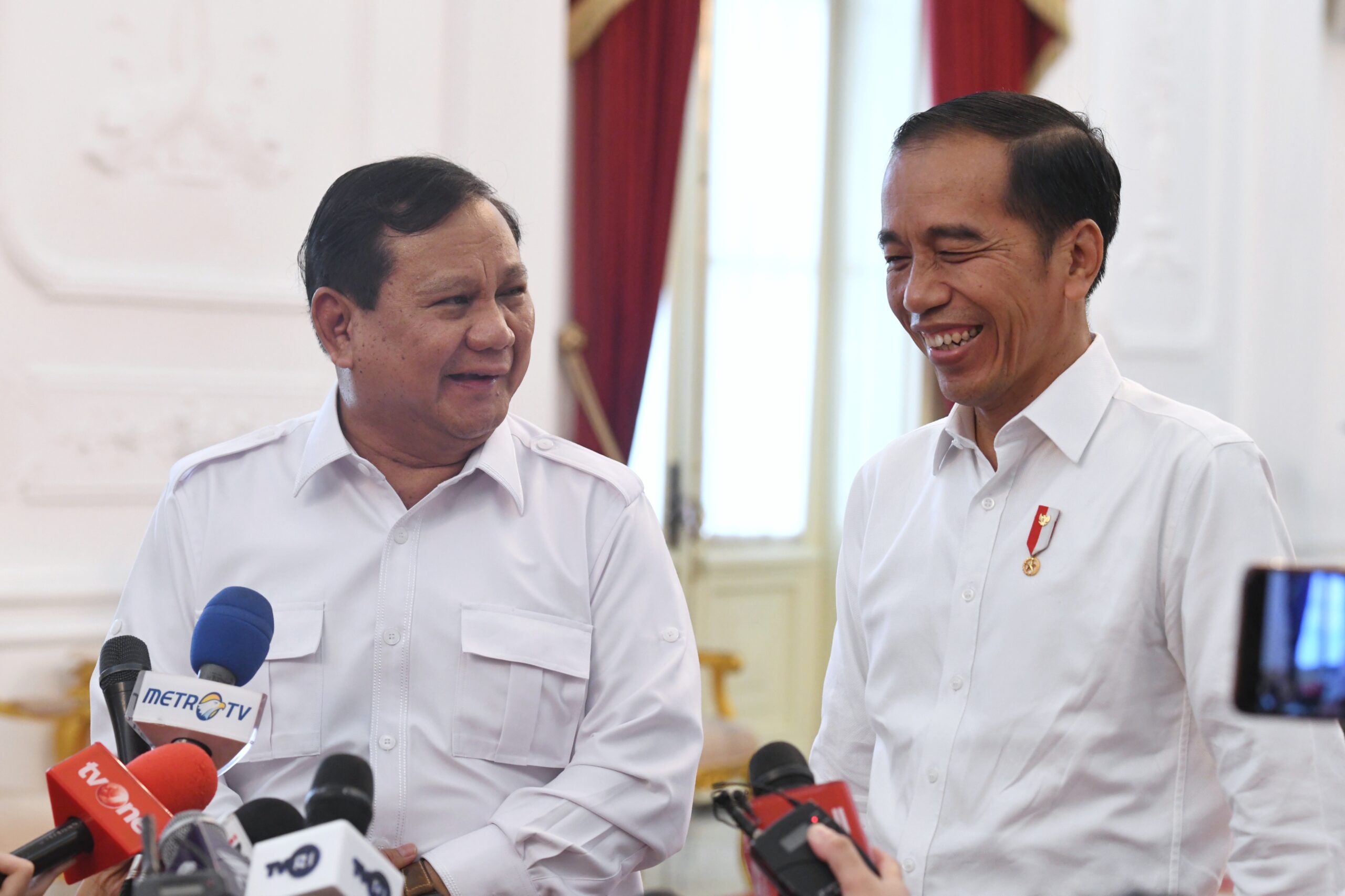 Presiden Jokowi Bersama Menteri Pertahanan Prabowo Subianto di Istana Merdeka