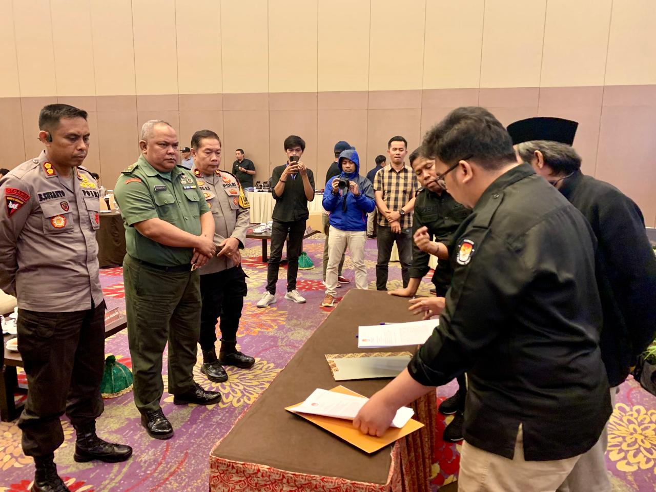 Proses Penandatanganan SK Rekapitulasi Dan Penetapan Daftar Pemilih Sementara (DPS) Untuk Peserta Pemilihan Kepala Daerah Serentak 24 November 2024 Mendatang