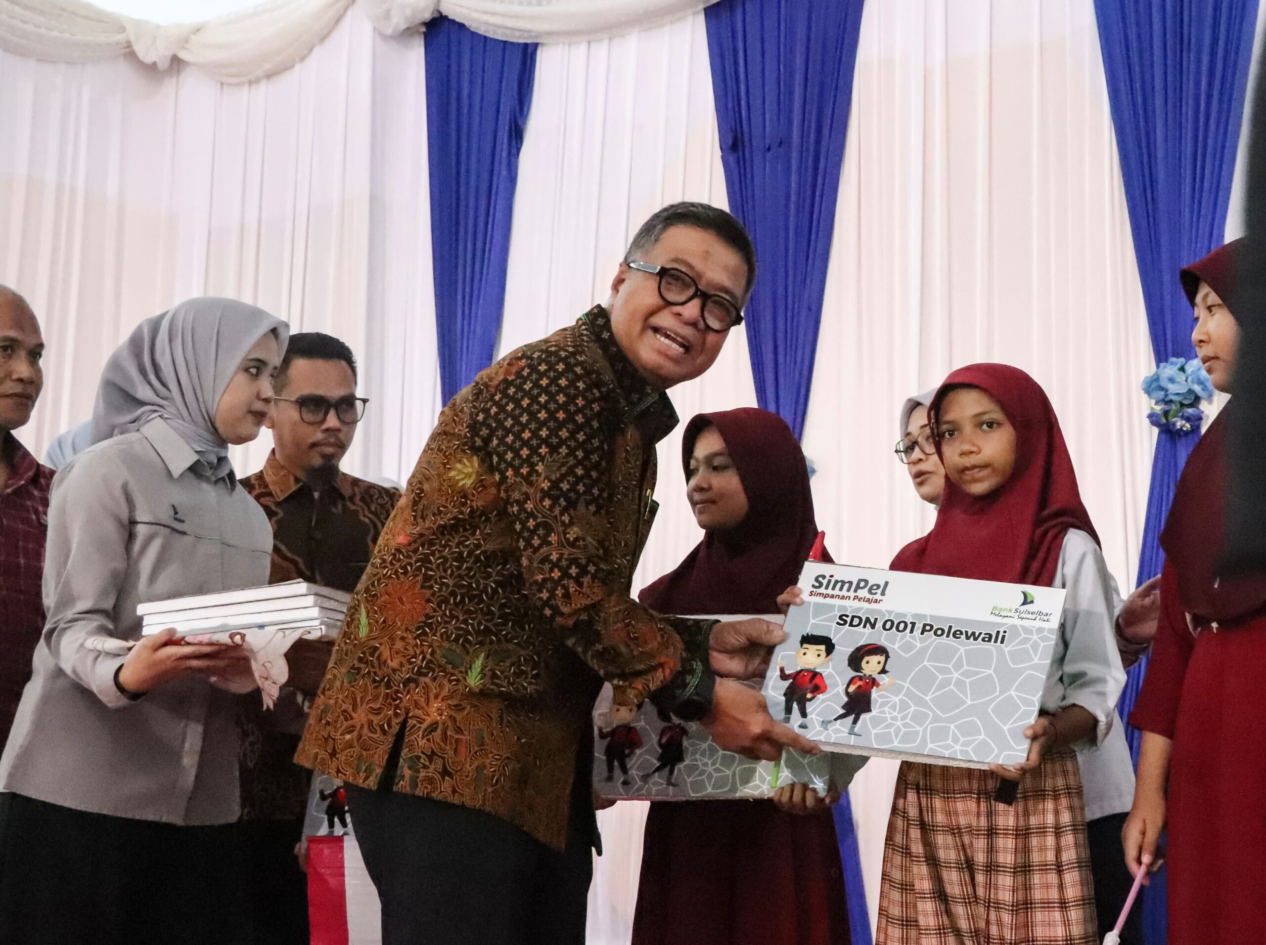 Sekda Sulbar Serahkan Buku Tabungan Simple Pada 1000 Siswa