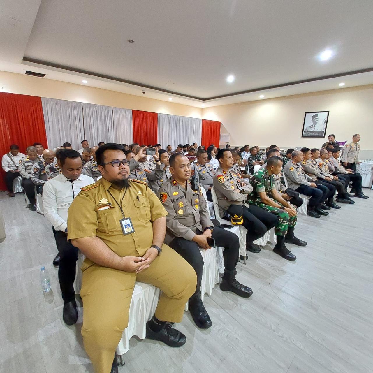 Sekretaris Camat Rappocini Andi Zulfadli Mengikuti Rapat Koordinasi (Rakor) Pelaksanaan Ops Mantap Praja Tahun 2024 di Aula Mappaodang Mapolrestabes Makassar