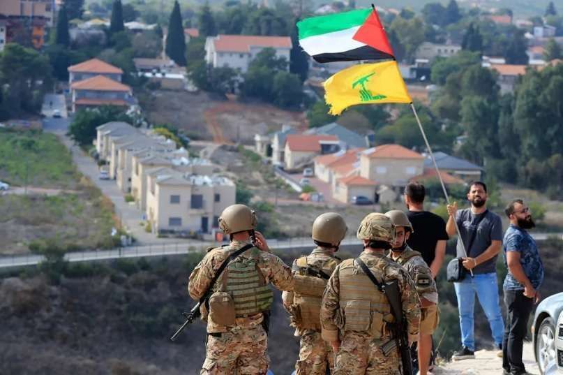 Tentara Lebanon Mengibarkan Bendera Palestina dan Hizbullah