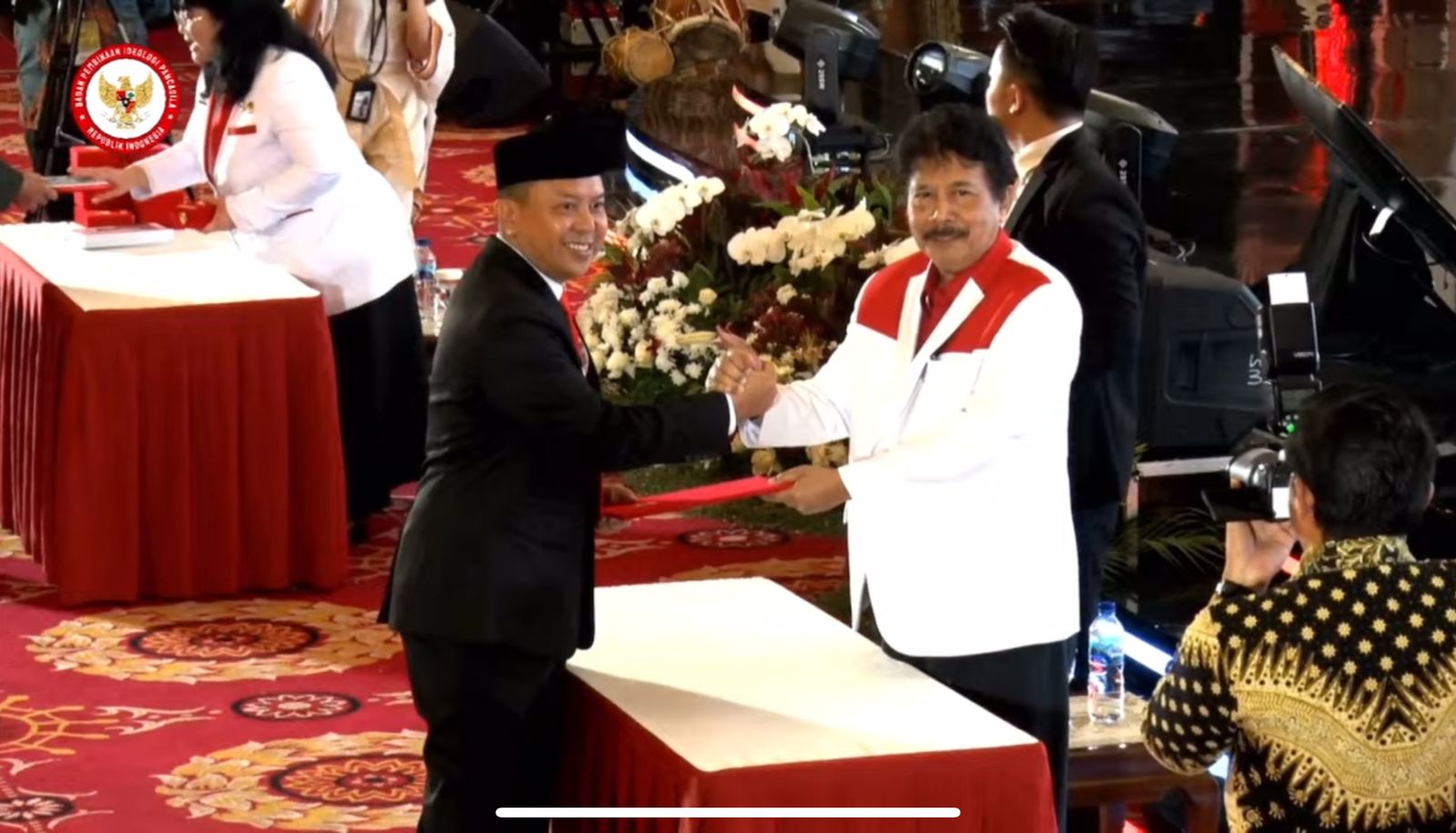 Jelang HUT 79 RI, Bupati Kepulauan Selayar Terima Duplikat Bendera Merah Putih