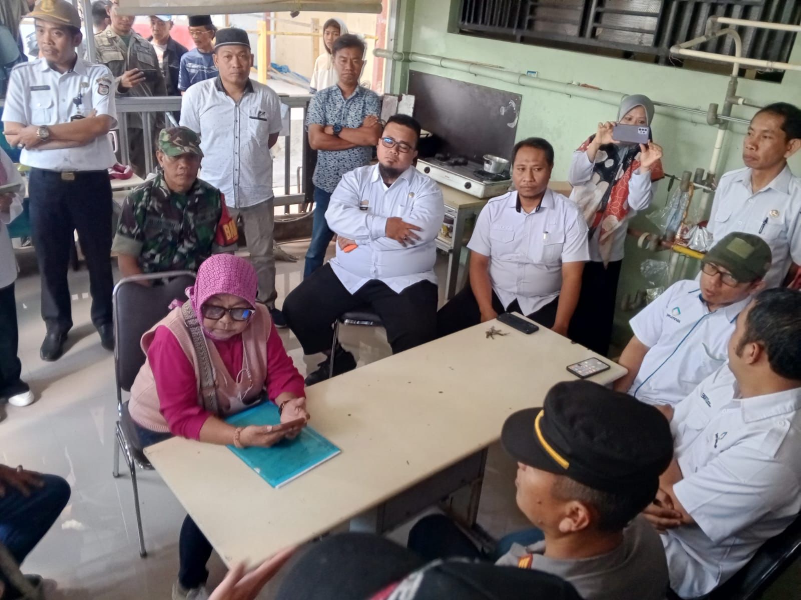 Sekretaris Camat Rappocini Andi Zulfadli,SE melakukan peninjauan Lokasi Lahan PSU Barang Milik Pemerintah Kota Makassar yang terletak di Jl. Tidung 5 (Ist)