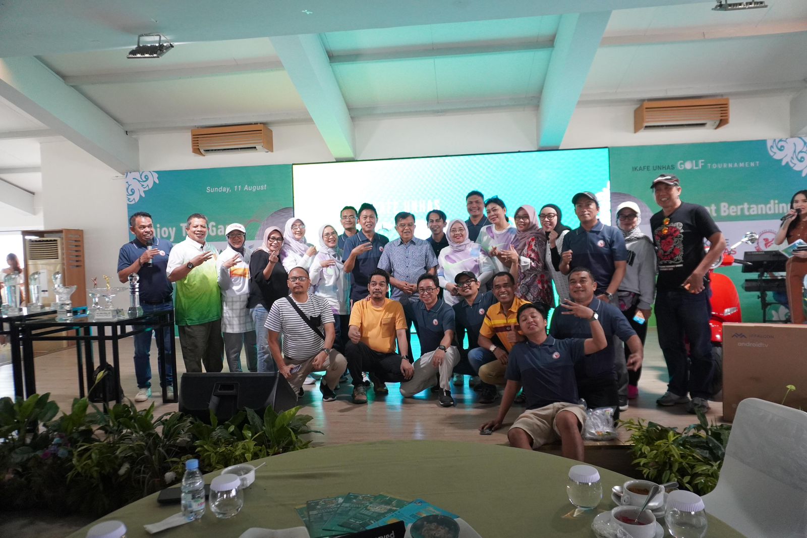 Wakil Presiden Republik Indonesia ke-X dan XII, Jusuf Kalla, memberikan apresiasi kepada Turnamen Golf Ikafe Unhas II. (ist)