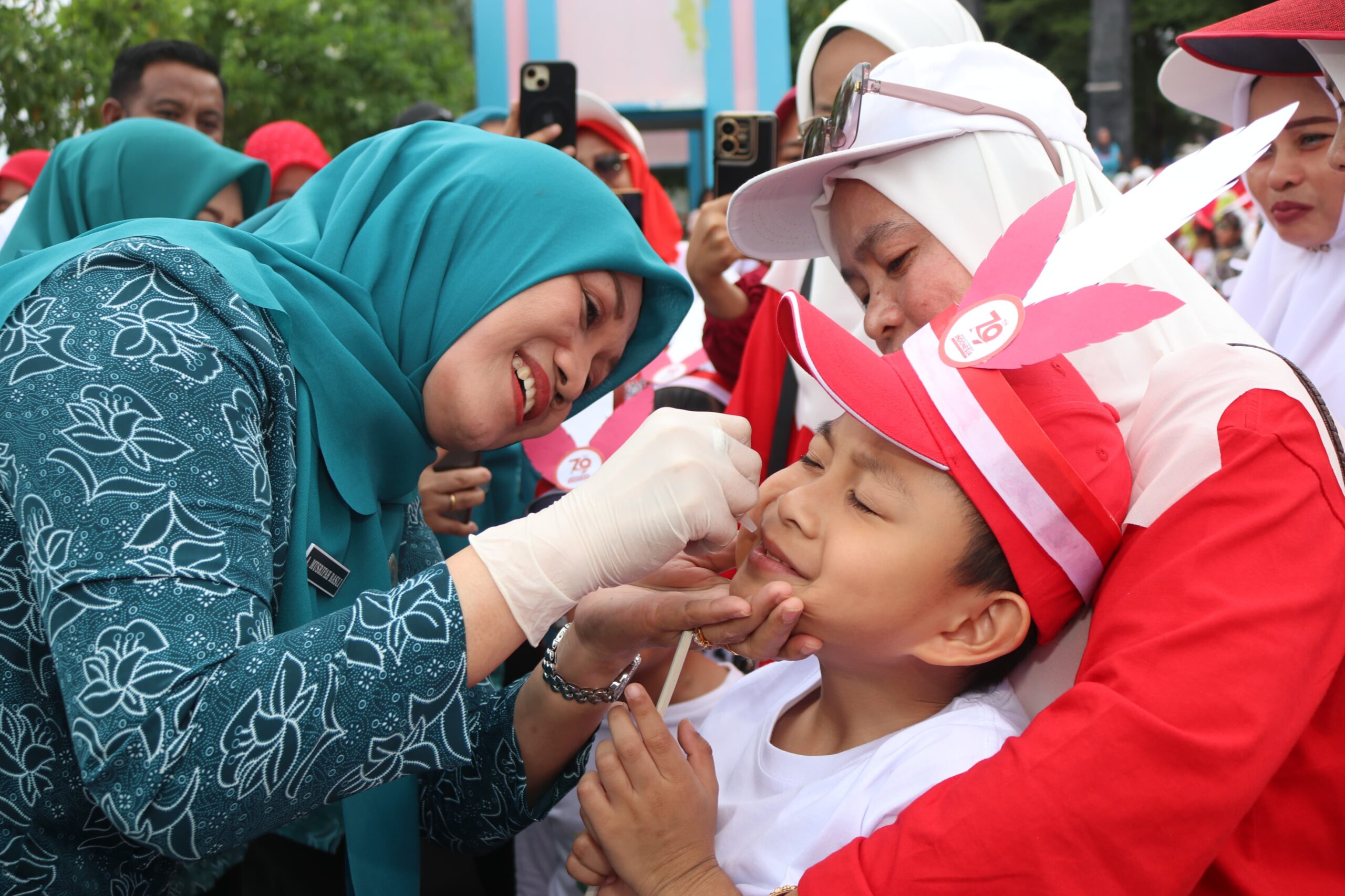 Tim Penggerak PKK Kabupaten Kepulauan Selayar bersama-sama dengan Dinas Kesehatan kembali melakukan vaksin polio dosis II terhadap anak usia dibawah 8 tahun dengan menyasar anak Taman Kanak-Kanak