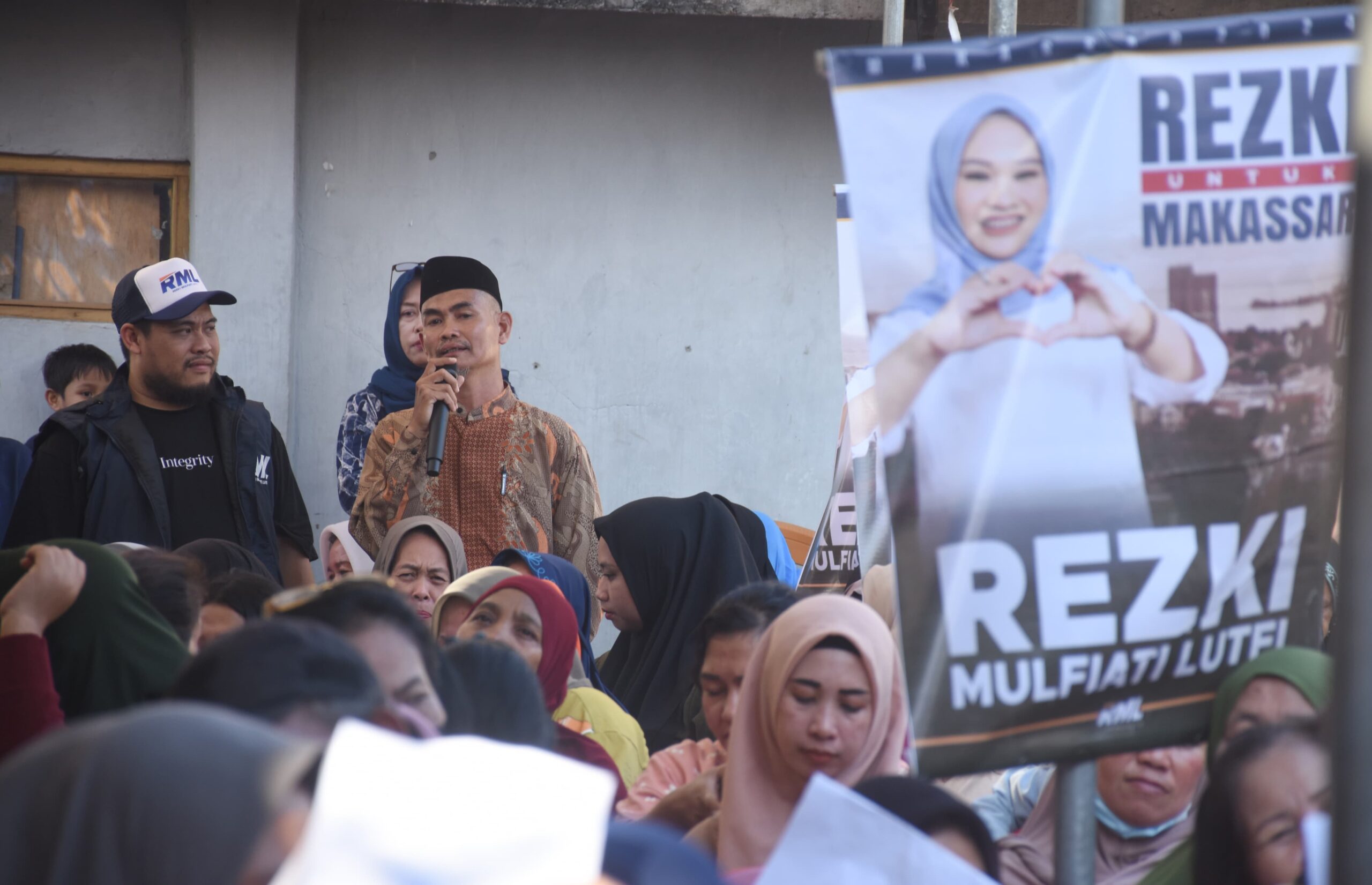 Kandidat calon Wakil Wali Kota Makassar, Rezki Mulfiati Lutfi kembali turun bersilaturahmi dan menyapa masyarakat di tiga Kelurahan yang ada di Kecamatan Rappocini