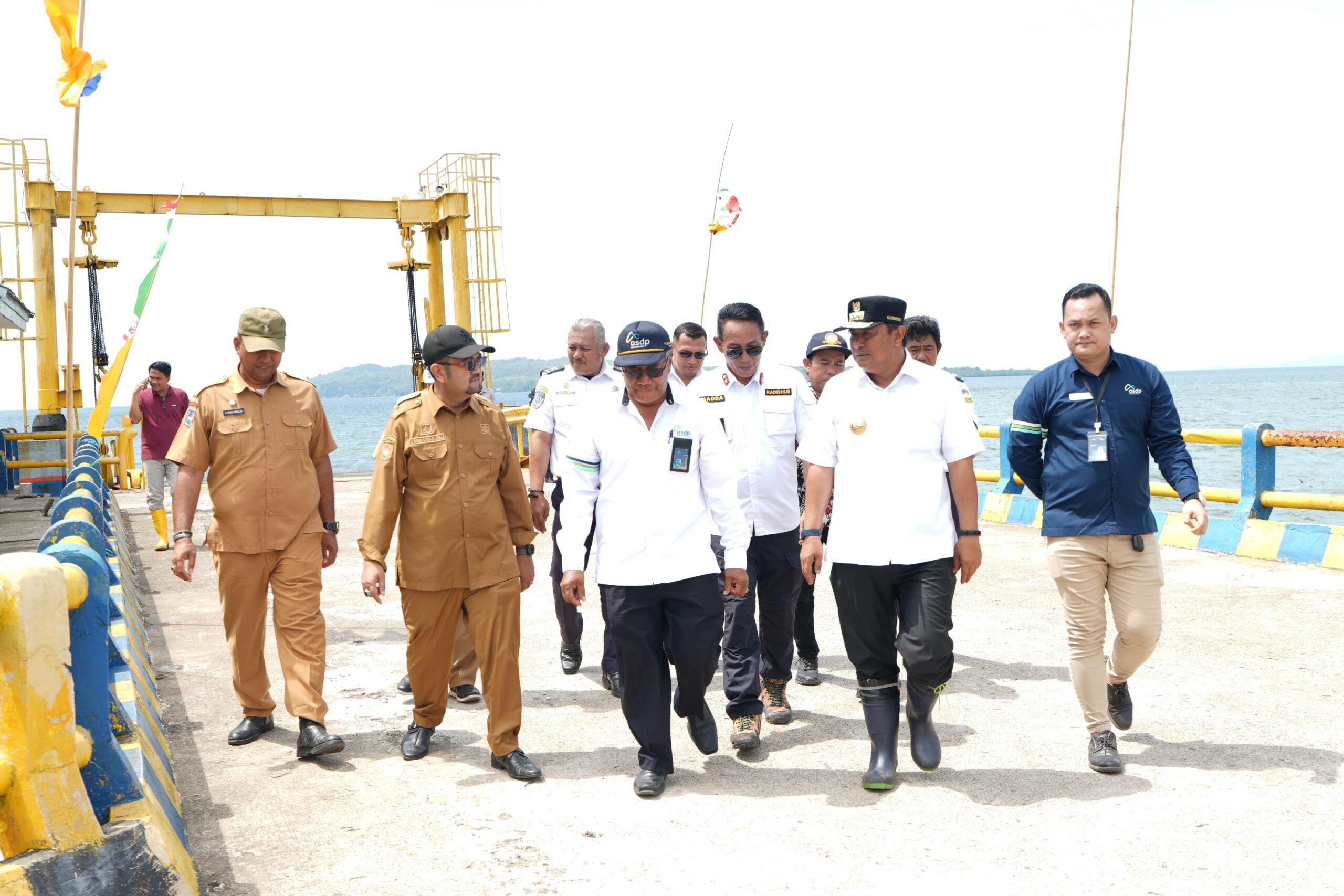 Penjabat (Pj) Gubernur Sulbar, Bahtiar Baharuddin mengajak sejumlah kepala Organisasi Perangkat Daerah (OPD) lingkup Pemprov Sulbar melakukan kunjungan kerja dan silaturahmi ke kantor Angkutan Sungai, Danau dan Penyeberangan (ASDP) Mamuju
