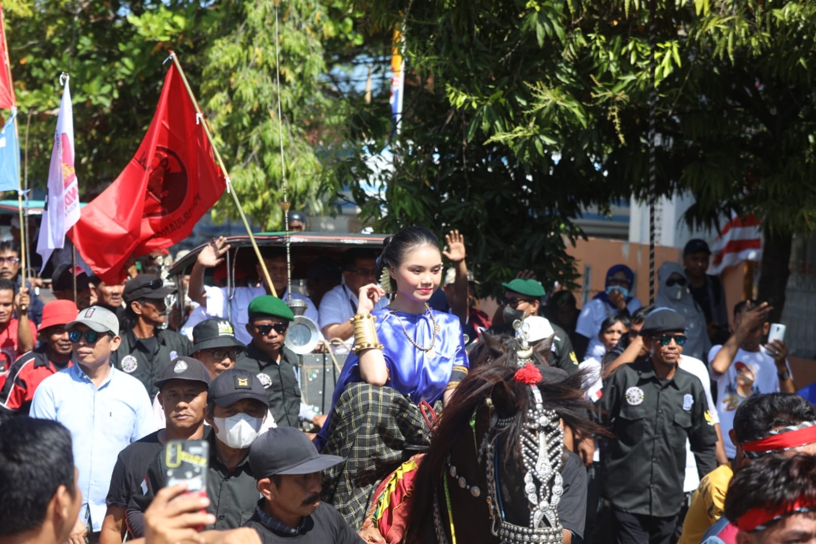 Diiringi Sayyang Pattudu, Bebas Siti Resmi Daftar Pilkada