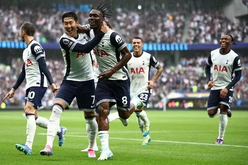 Yves Bissouma Selebrasi Bersama Son Heung Min Setelah Cetak Gol Lawan Everton