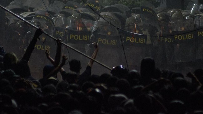 aksi kawal putusan mk di bandung ricuh 2 169