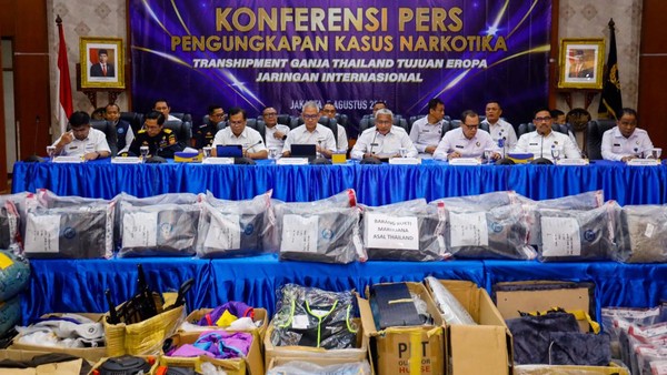 bnn bersama ditjen bea dan cukai menggagalkan upaya penyelundupan 113 kg ganja asal thailand dua orang ditangkap aparat dok bn 2 169
