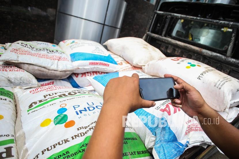 jurnalis memotret barang bukti saat rilis kasus penyalahgunaan pupuk 220131151155 344