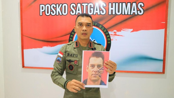 satgas damai cartenz menampilkan foto pilot helikopter yang tewas dibunuh kkb di mimika 169
