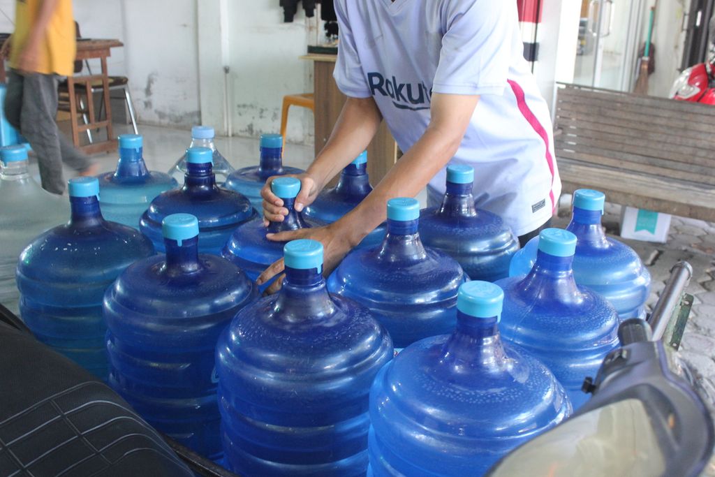 Air Galon Jadi Penyebab Kelas Menengah Tambah Miskin, Apa Penyebabnya?