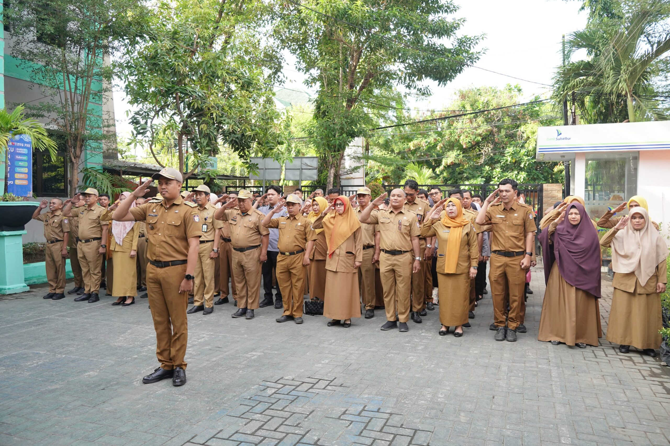 Apel Pagi Kecamatan Rappocini Pengibaran Bendera Merah Putih Setengah Tiang
