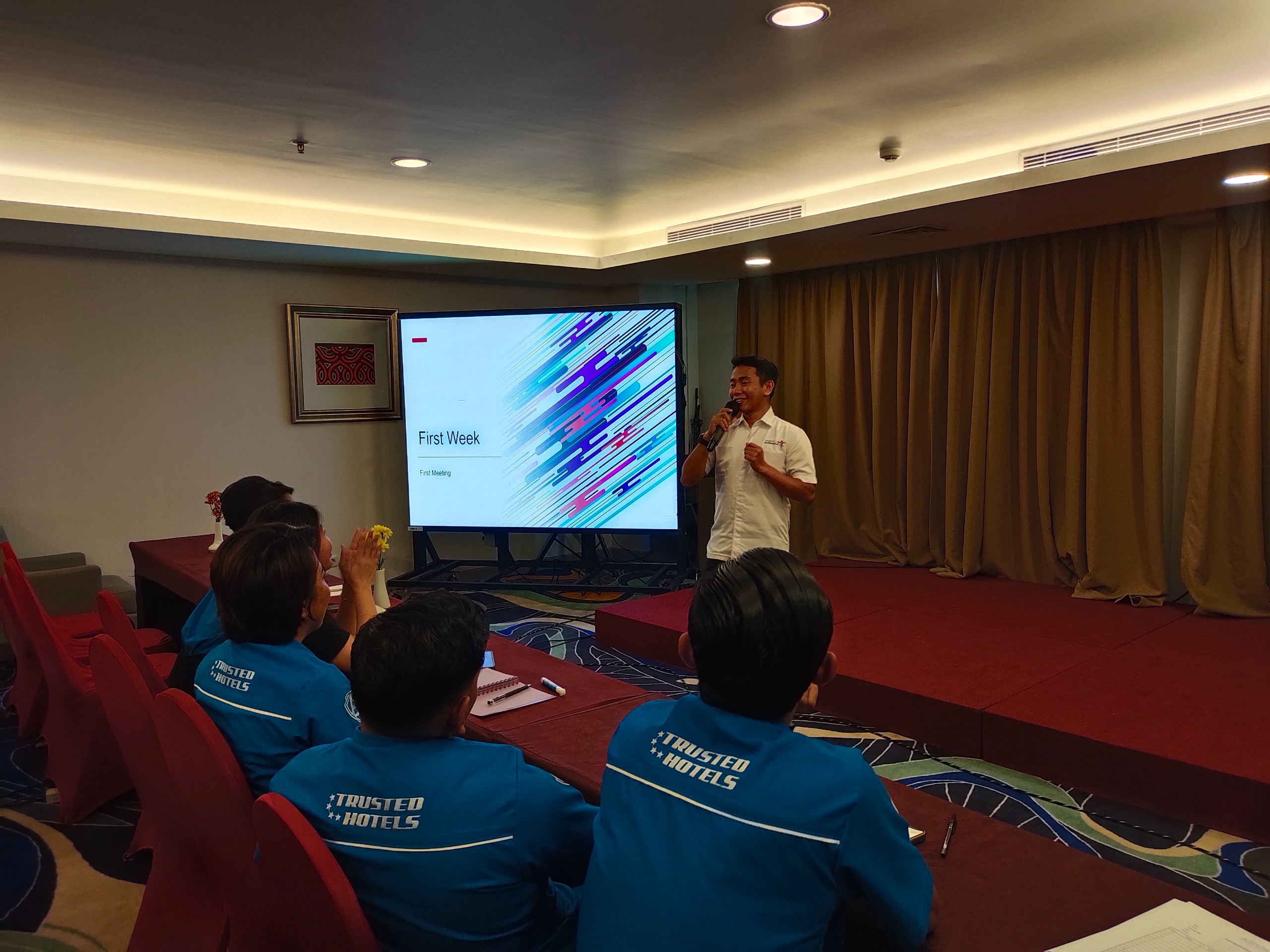 Tingkatkan Pelayanan, Aston Makassar Gelar Pelatihan Bahasa Inggris Untuk Karyawan