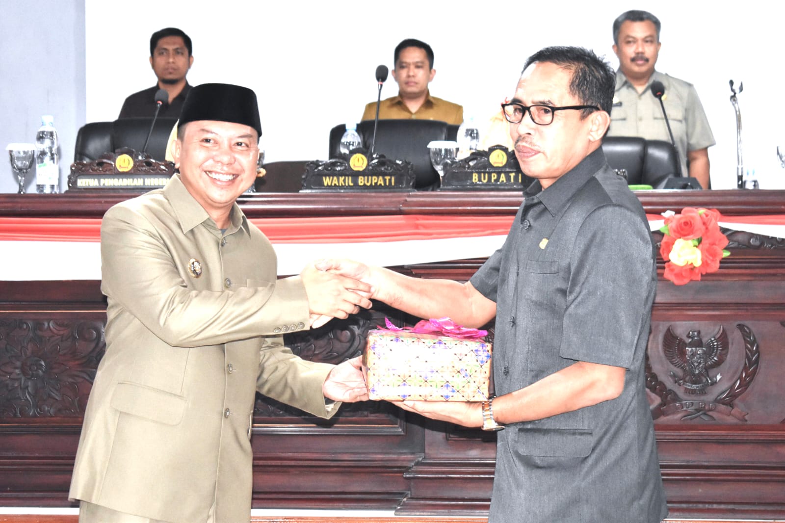 Bupati Basli Ali Serahkan Ranperda APBD 2025 ke DPRD Selayar