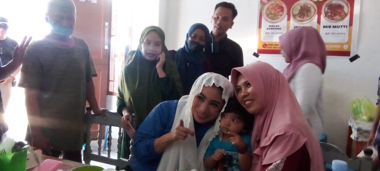 Calon Wakil Bupati Polman Siti Rahmawati Saat Blusukan Ke Pasar Pambusuang