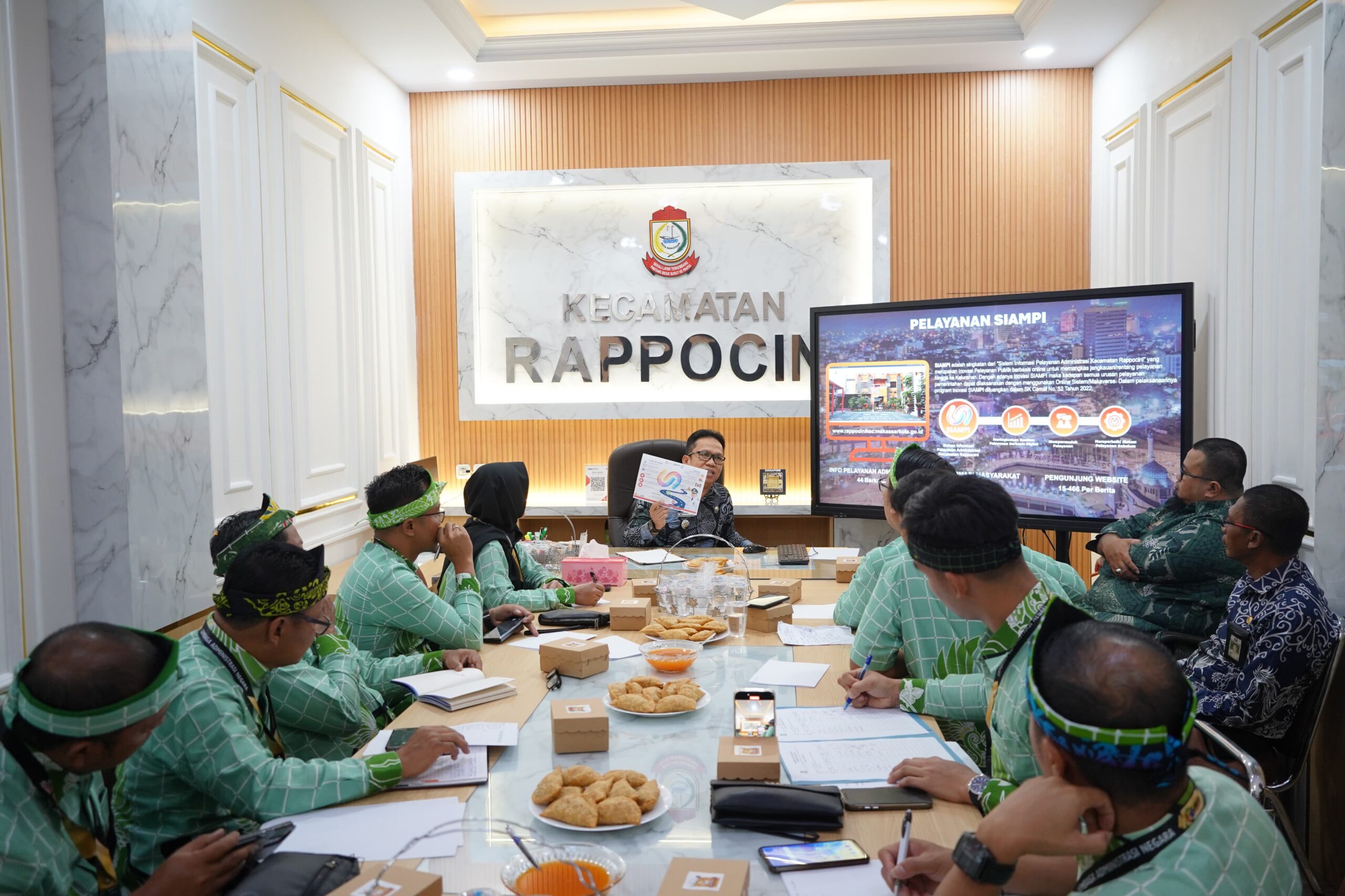Camat Rappocini M Aminuddin Saat Menunjukkan Pelayanan SIAMPI Pada Peserta Studi Banding PKP PUSLATBANG KDOD LAN Samarinda