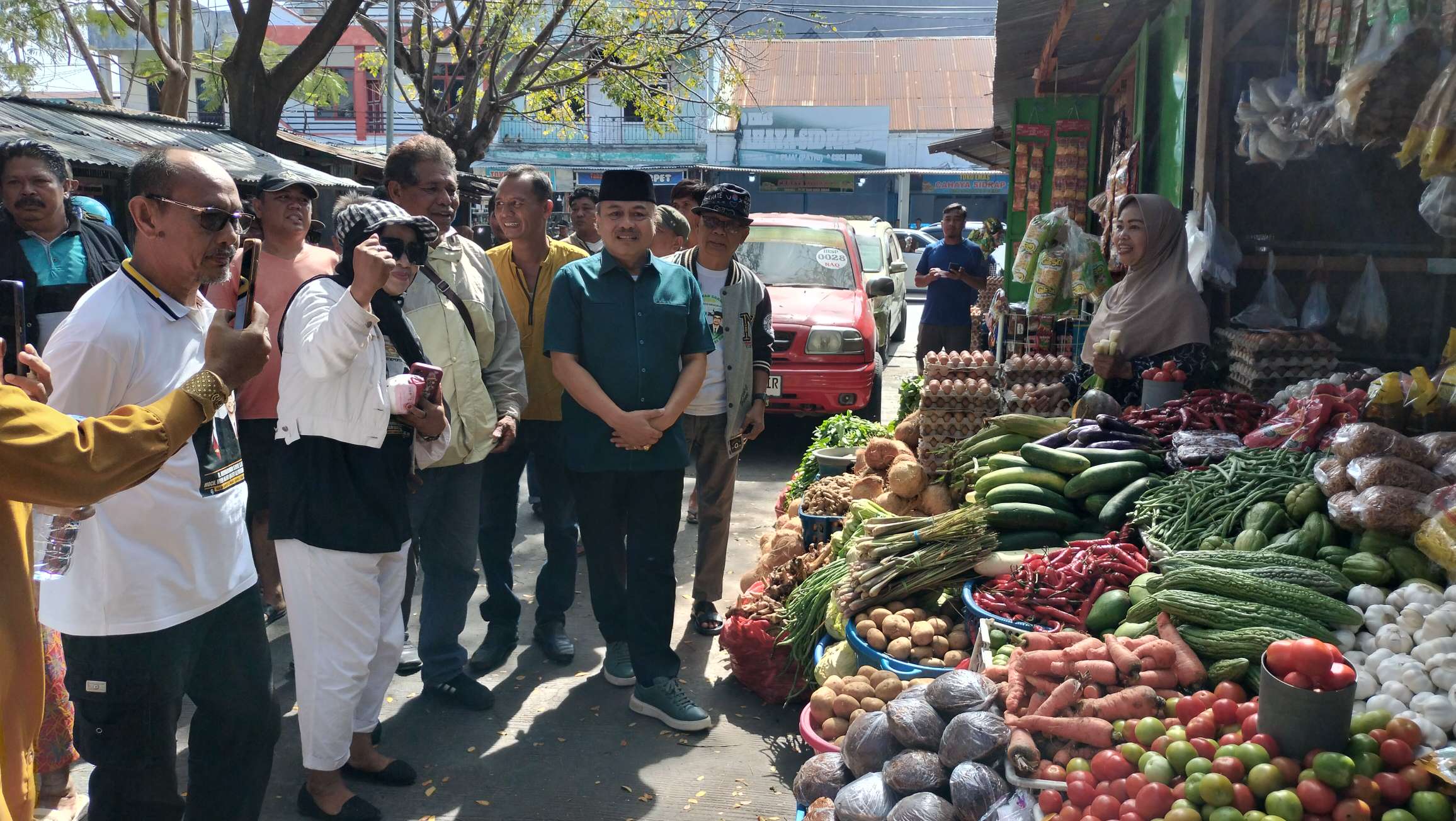Cabup Jeneponto Sarif Blusukan Ke Pasar Karisa, Pedagang Sambut Antusias