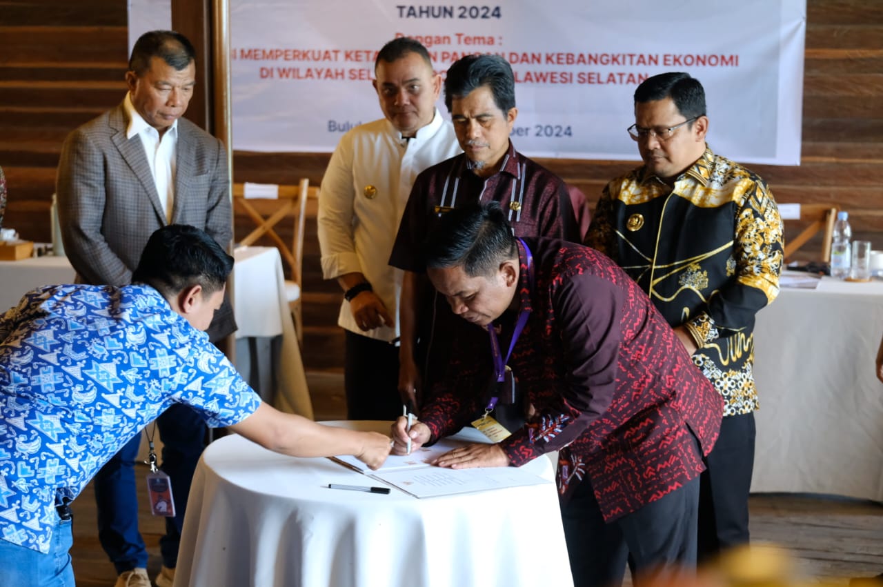 Pj Bupati Junaedi Hadiri Rakor Pengendalian Inflasi serta Penandatanganan Pakta Integritas di Bulukumba