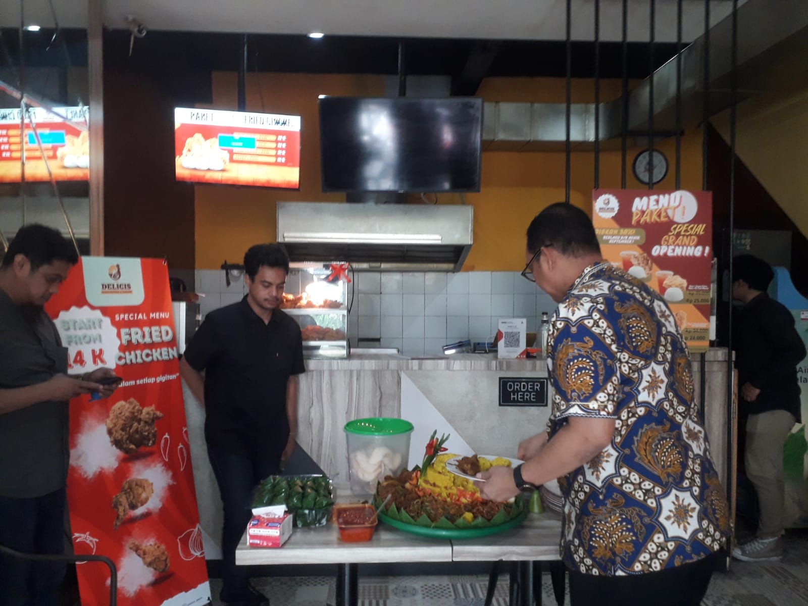 Manajemen perusahaan Boska group mengembangkan produk menu makanannya dengan memperkenalkan brand baru bernama “Delicis” yang berupa ayam goreng dan steak dengan sentuhan kekinian di Jakarta Selatan. (Ist)