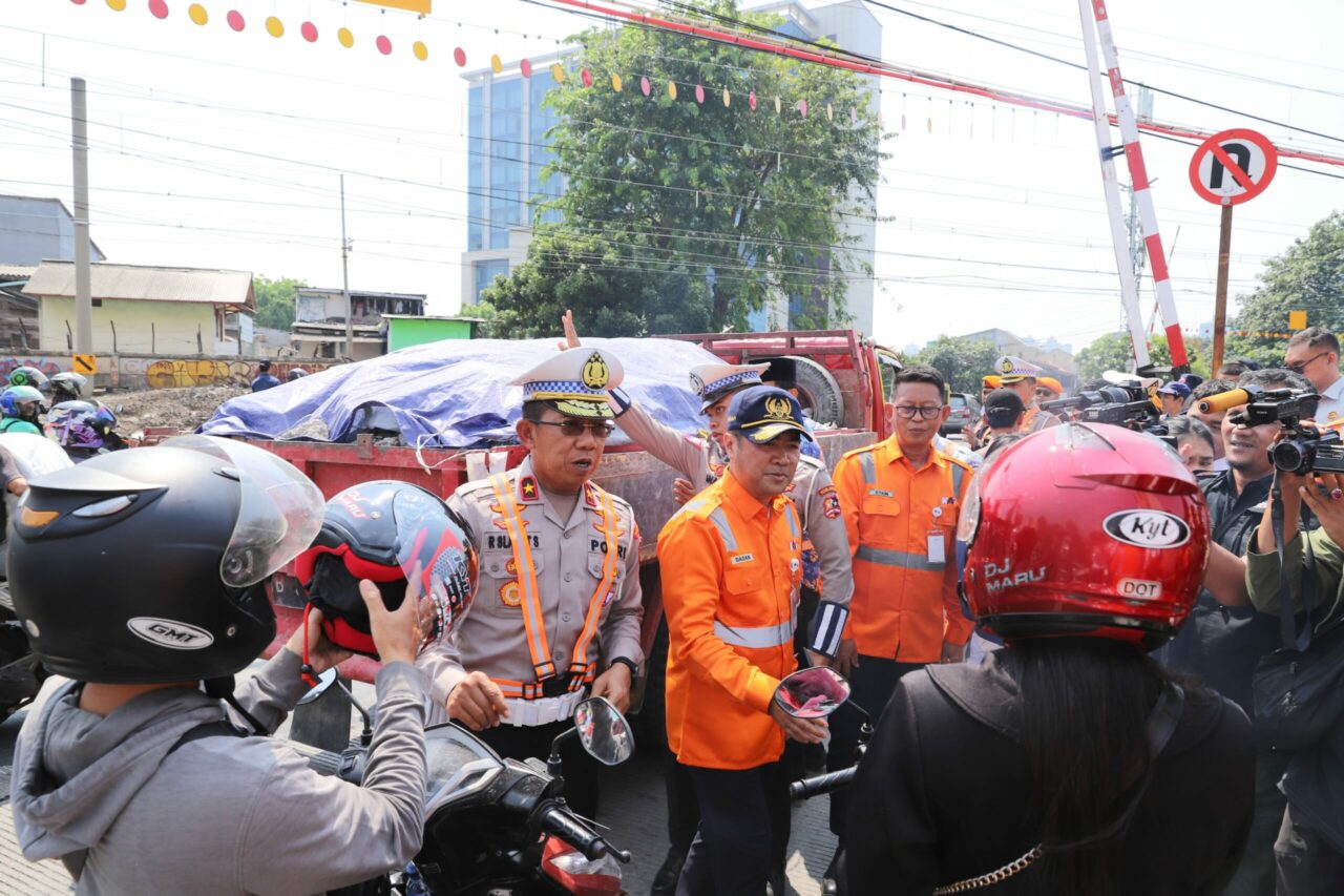 KAI dan Korlantas Polri Gelorakan Budaya Taat Berlalu Lintas Di Perlintasan