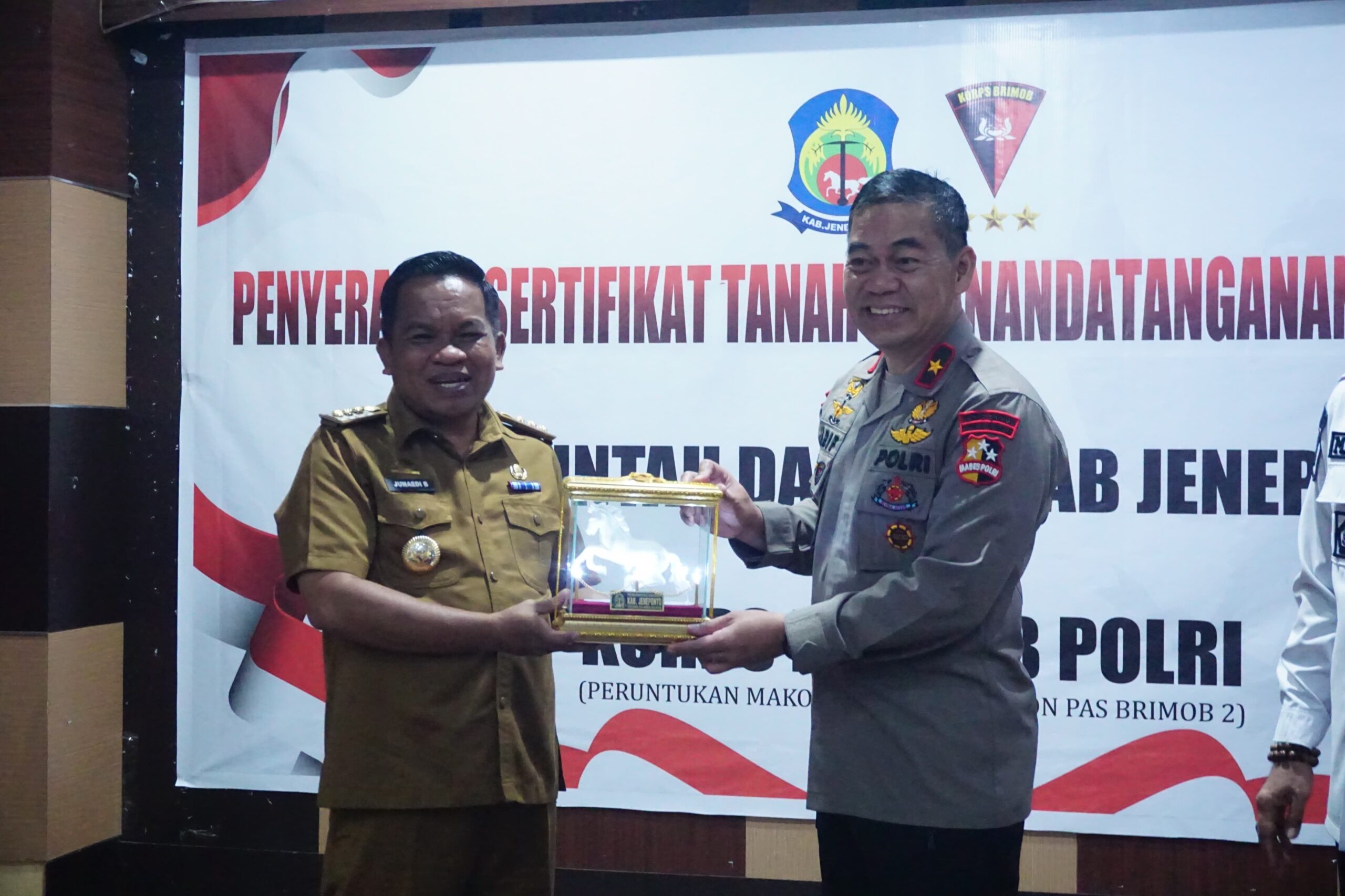 Pemda Jeneponto Serahkan Sertifikat Tanah Untuk Fasilitas Penunjang Operasional Brimob
